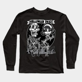 Skeletons dancing the Halloween Twist in the cemetery Long Sleeve T-Shirt